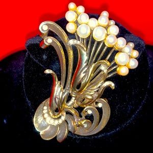 VTG FAMILY ESTATE UNSIGNED HEAVY OVERSIZED FLORAL BOUQUET WITH DIAMANTÉ & PEARLS